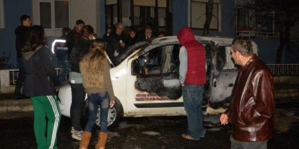 Vatanda� arac�n� ate�e verip kendisini yakmak istedi