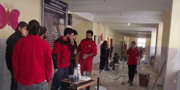Üniversite öğrencileri sınırda okul onardı