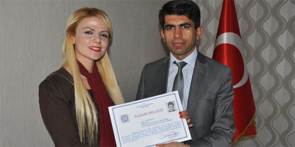 Y�l�n ��retmenine ba�ar� belgesi