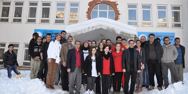 Üniversiteli öğrenciler köy okulunu onardı