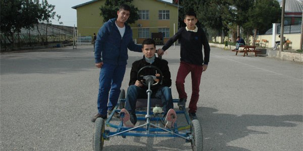 Balkon demirlerinden araba yapt�lar