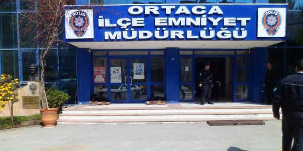 �l�e Emniyet M�d�rl��� binas�na ate� etti