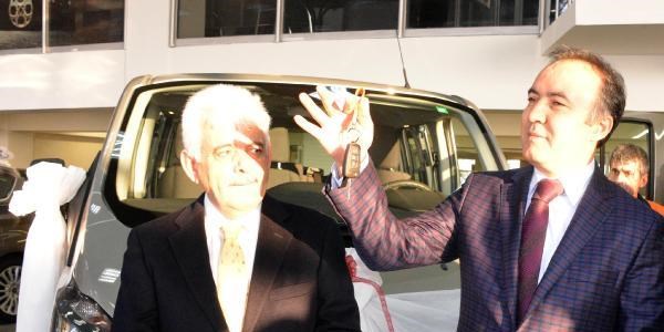 Erzurumlu işadamı, engelli çocuklar için minibüs hediye etti