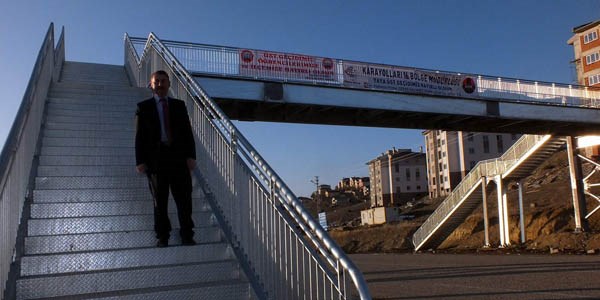 Gölova'da öğrenciler için üst geçit yapıldı