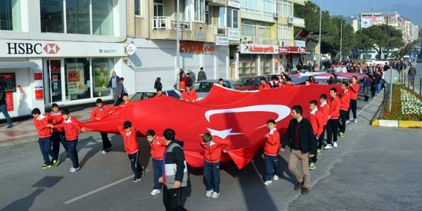 Ayd�nl� Gen�ler Sar�kam�� �ehitleri i�in y�r�d�