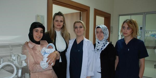 Bebeğini 52 gün sonra kucağına alabildi