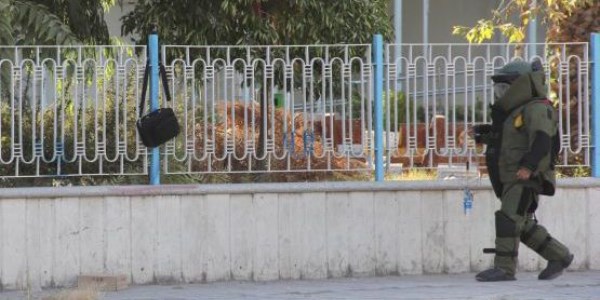 Parktaki şüpheli çanta paniğe neden oldu
