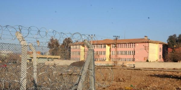 Ak�akale'de s�n�ra yak�n okulda e�itime ara verildi