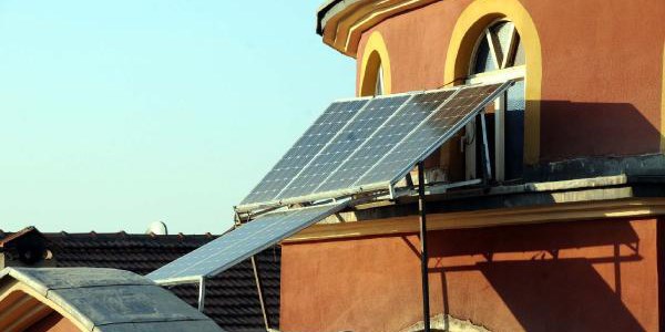 Borç yüzünden elektriği kesilen cami kendi enerjisini üretmeye başladı
