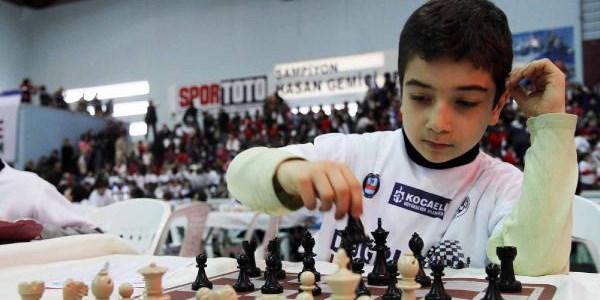 28 bin 500 ��renciye satran� tak�m� da��t�ld�