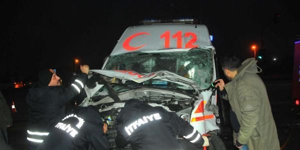 Ambulansla yolcu midibüsü çarpıştı: 9 yaralı