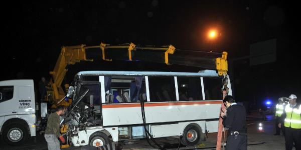 Kereste taşıyan kamyonla midibüs çarpıştı: 7'si ağır 19 yaralı