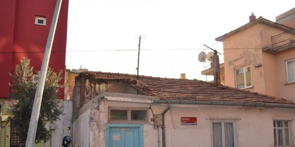 Elektrik direği evi tehdit ediyor
