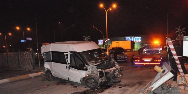 U�ak'ta polis minib�s� ile tren �arp��t�, 2 polis yaral�