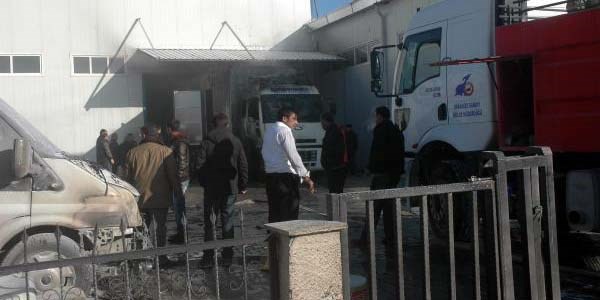 Ateşle ısıtmaya çalıştıkları aracın yakıt deposu patladı: 6 yaralı