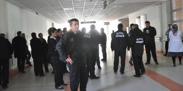 Hakkari'de işten çıkarılan güvenlikçiler protesto eylemi yaptı
