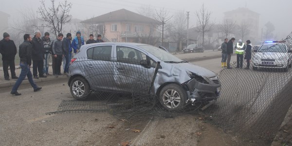 Yoldan çıkan otomobil karşı şeride geçti