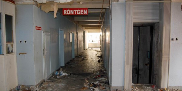 Hastanenin 5 asansörünü kapılarıyla çaldılar