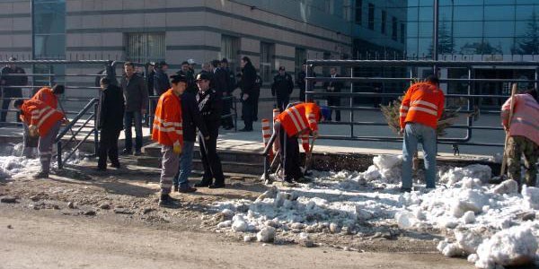 Yeni m�d�r� kar��lama �ncesi karlar temizlendi