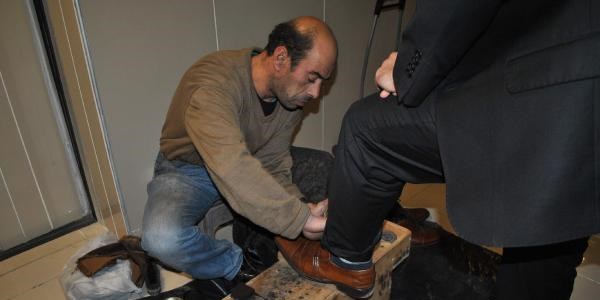 Cezas� bitince ayakkab� boyac�l���na ba�lad�