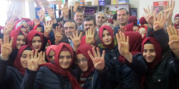 İmam Hatip Öğrencileri, Ak Partili Cuma İçten'i Rabia selamı ile karşıladı