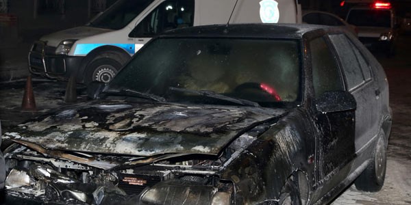 Park halindeki 3 otomobilde yangın çıktı