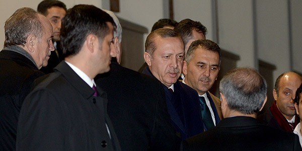 Başbakan Erdoğan'dan havalimanında mini zirve/ Video