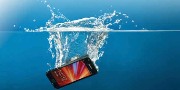 Akıllı telefonunuz suya düşerse bunları yapın