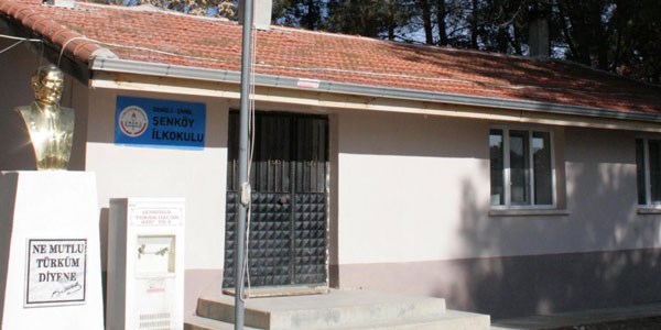 Okulun kapısına kilit vuruldu