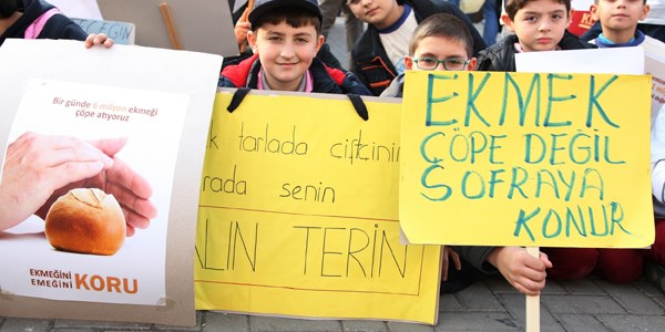 İzciler ekmek israfına dikkat çekti
