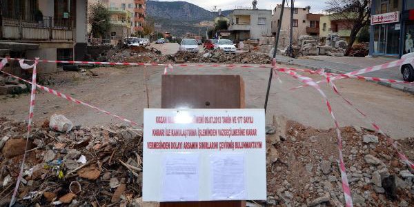 Kamulaştırmadan vazgeçilen yolu kapattılar