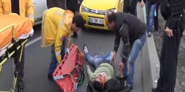 Yaralı şahıs ile vatandaş arasında güldüren diyalog