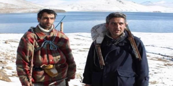 Buz tutan gölde balık avı