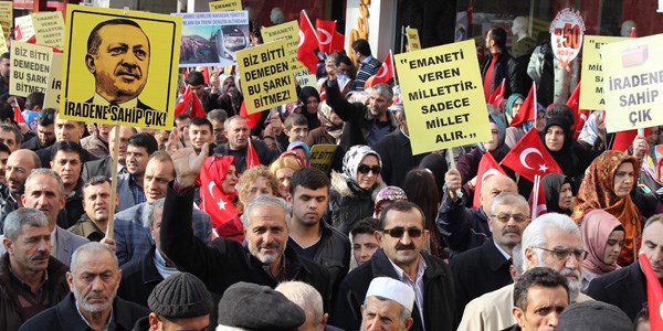 Binlerce kişi başbakan için yürüdü