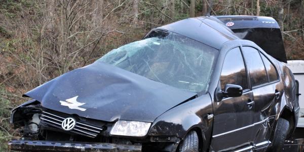 Dereye u�an otomobilin s�r�c�s� yaraland�