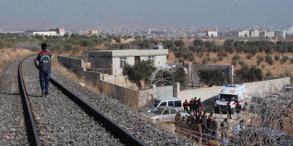 Trenin �arpmas�yla k�pr�den d���p �ld�