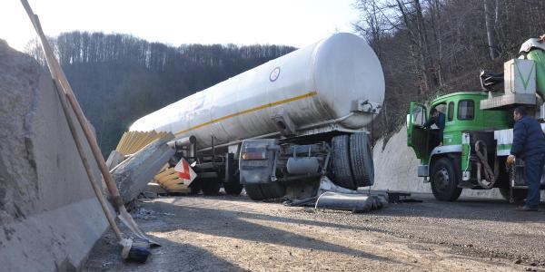 Tanker bariyeri a��p kar�� �eride ge�ti