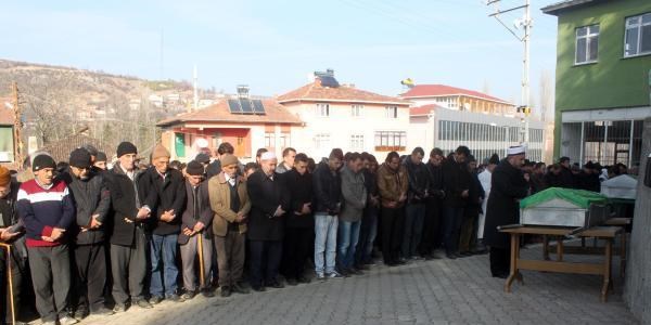 Vasiyetleri �zerine yan yana topra�a verildiler