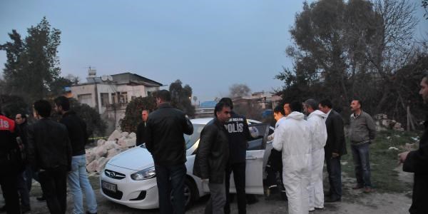 25 ya��ndaki gen�, otomobilin i�inde �l� bulundu