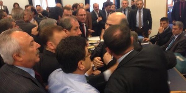 Meclis neden geriliyor?