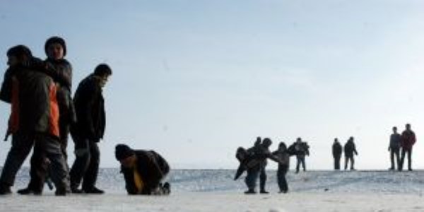 Erzurum'da buz tutan dereler �ocuklar�n kayma mekan� oldu
