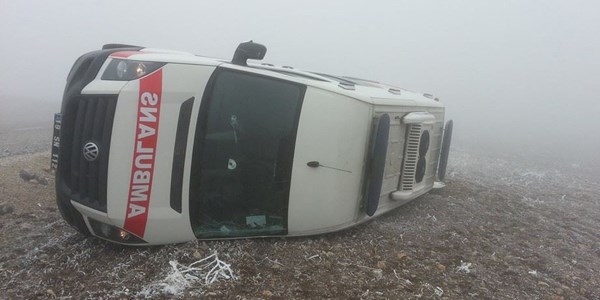 Ambulans kaza yaptı: 2 yaralı