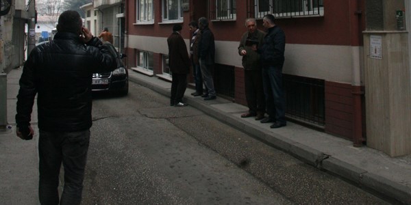 Polis memuru evinde ölü bulundu