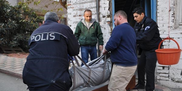 'Anneniz �ld�' diyen polis ald��� cevapla �ok oldu