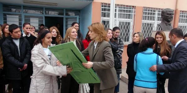 Komutan eşlerinden anlamlı yardım