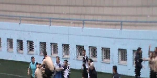 Ma�tan sonra olay ��kt�, futbolcular polislere sald�rd�