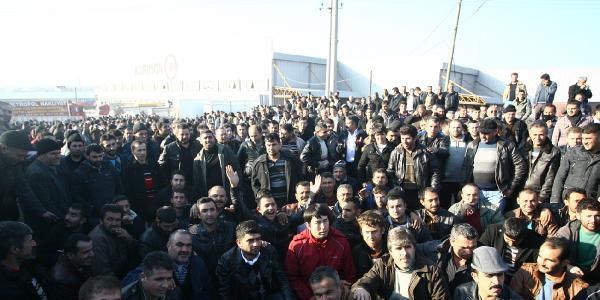 Gebze'de 1000 kamyoncu motorin zamlarn protesto iin kontak kapatt