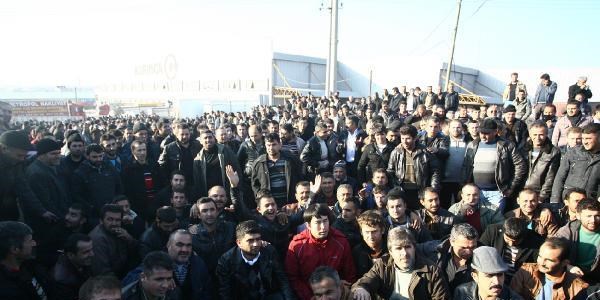 Gebze'de 1000 kamyoncu motorin zamlarını protesto için kontak kapattı
