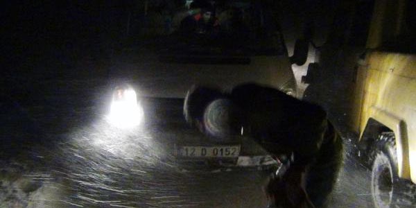 Karda mahsur kalan ��renciler, 4 saatte kurtar�ld�