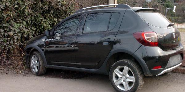 Duvara �arpan otomobildeki 2 �ocuk yaraland�